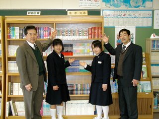 文庫前で記念撮影