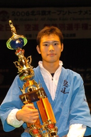 勝選手