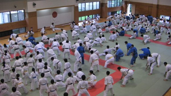 武道場に勢ぞろいした大道塾塾生たちを上から撮影！壮観な眺めです！